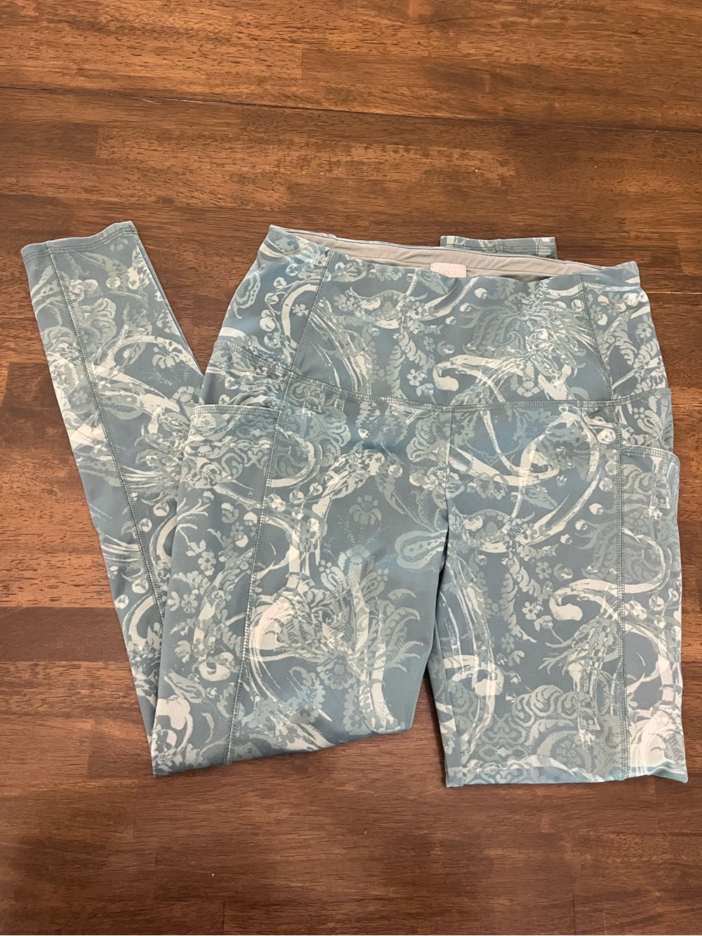 Chicos Zenergy Light Blue Paisley Print Leggings Womens size 8/10 or Plus Sz 1